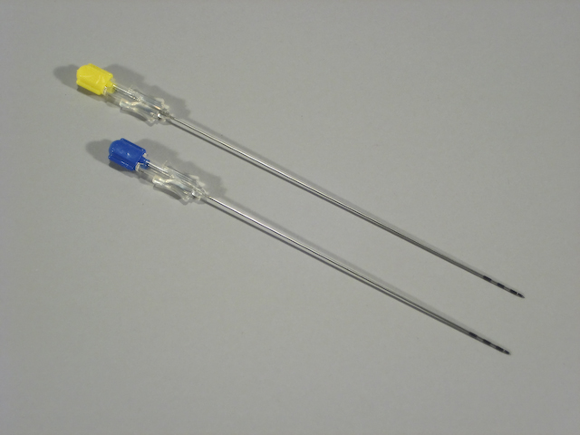 Amniocentesis / cordocentesis needles with colourcoded guidewires