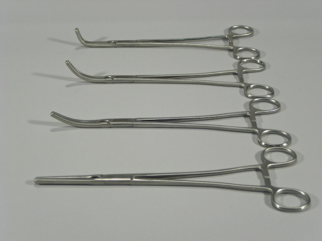 Zeppelin ® parametrium forceps with different jaw curves